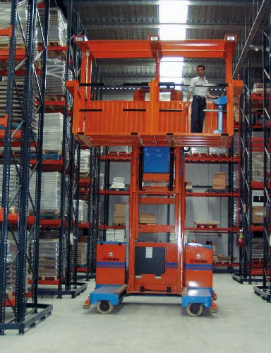 Removeable pick platform on sideloading forklift