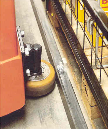 Turret forklift rear guide roller in narrow aisle