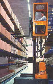 Narrow aisle vehicle sideloader